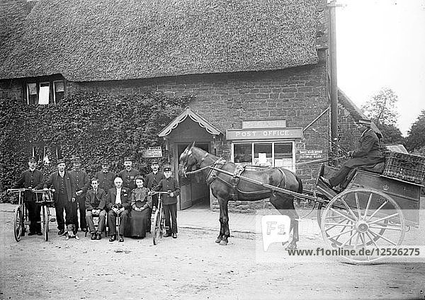 Postboten und andere Angestellte posieren vor dem Postamt in Byfield  Northamptonshire  um 1873 bis 1923. Künstler: Alfred Newton & Söhne