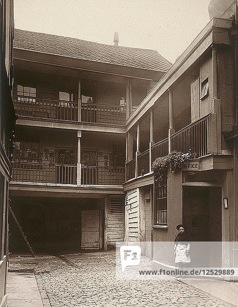 Blick auf den Innenhof des Old Bell Inn  Holborn  London  1884. Künstler: Henry Dixon