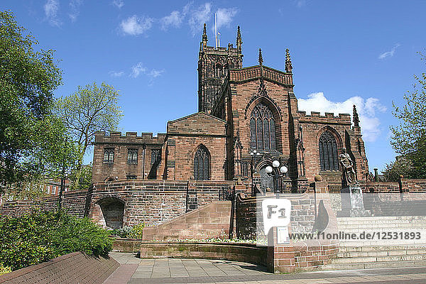 Lady Wulfrun-Statue und St. Peters Church  Wolverhampton  West Midlands
