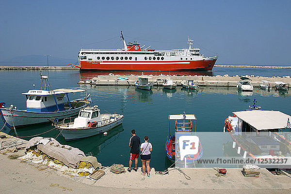 Fähre im Hafen von Poros  Kefalonia  Griechenland