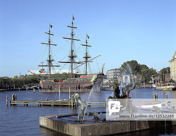 Nachbildung des niederländischen Ostindienschiffs im Scheepvaart Museum  Amsterdam  Niederlande