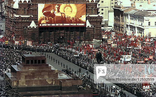 Maiparade  Roter Platz  Moskau  1972. Künstler: Unbekannt