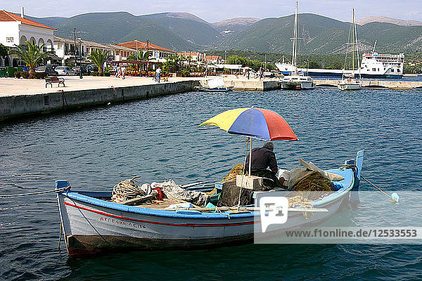Kleines Fischerboot im Hafen  Sami  Kefalonia  Griechenland