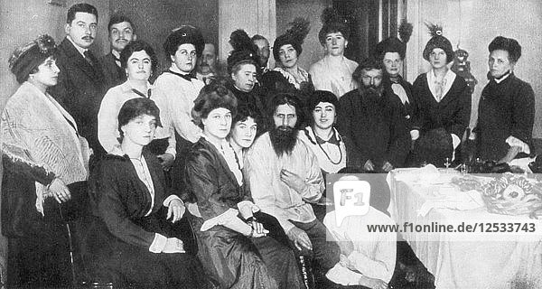 Grigori Rasputin und eine Gruppe von Frauen  1917. Künstler: Unbekannt