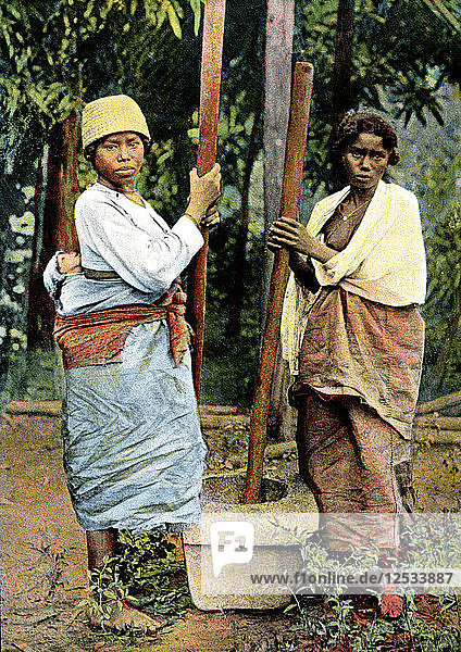 Frauen beim Stampfen von Reis  Madagaskar  Ende des 19. Jahrhunderts. Künstler: Unbekannt
