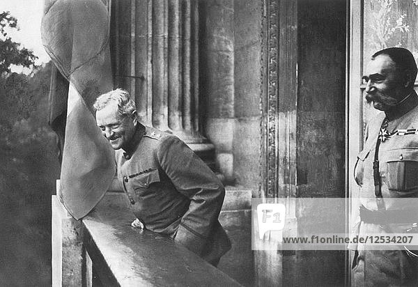 General Pershing auf dem Balkon des Hotel Crillon  Paris  Erster Weltkrieg  1917. Künstler: Unbekannt