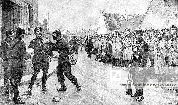 Ein deutscher Gefangener wagt einen Angriff auf einen Offizier  Frankreich  Erster Weltkrieg  1915. Künstler: Unbekannt