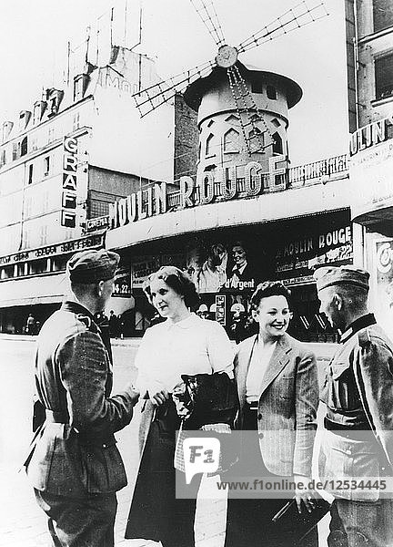 Deutsche Soldaten unterhalten sich mit französischen Frauen vor dem Moulin Rouge  besetztes Paris  Juni 1940. Künstler: Unbekannt