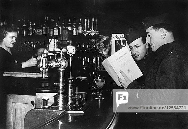 Zwei französische Soldaten auf Urlaub in einem Café  ca. 1939-1940. Künstler: Unbekannt