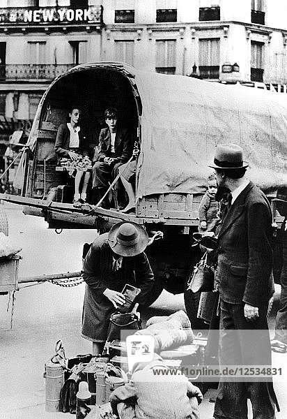 Flüchtlinge  die nach Hause zurückkehren  Paris  Juli 1940. Künstler: Unbekannt