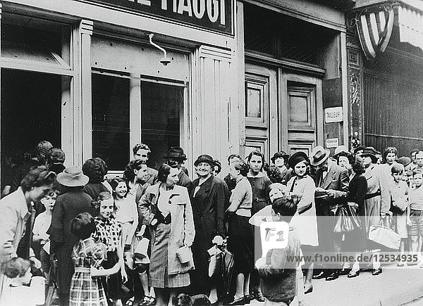 Menschen  die vor einer Molkerei Schlange stehen  deutsch besetztes Paris  26. Juli 1940. Künstler: Unbekannt