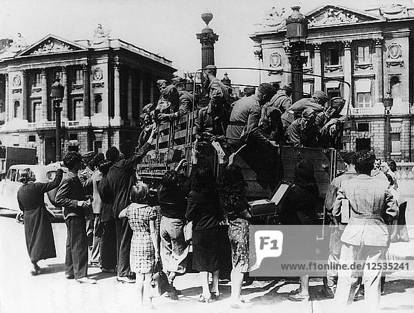 Französische Straßenverkäufer bieten einem Lastwagen voller deutscher Soldaten Souvenirs an  Paris  27. Juli 1940. Künstler: Unbekannt