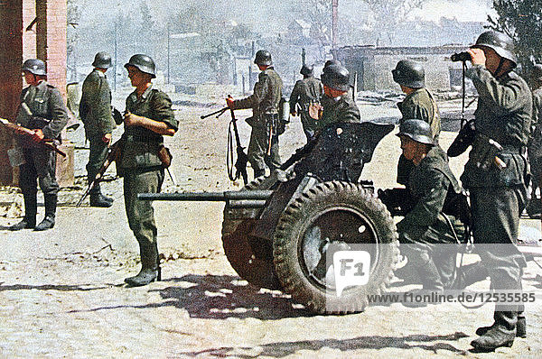 Deutsche Infanteristen mit leichter Feldartillerie  Russland  1943. Künstler: Unbekannt