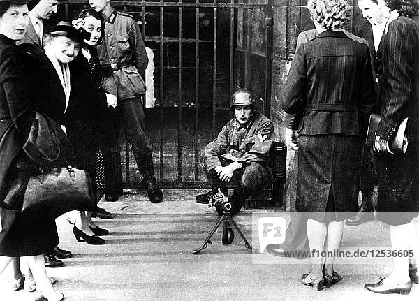 Zivilisten vor einem deutschen Wachposten mit einem Maschinengewehr  Paris  Juni 1940. Künstler: Unbekannt