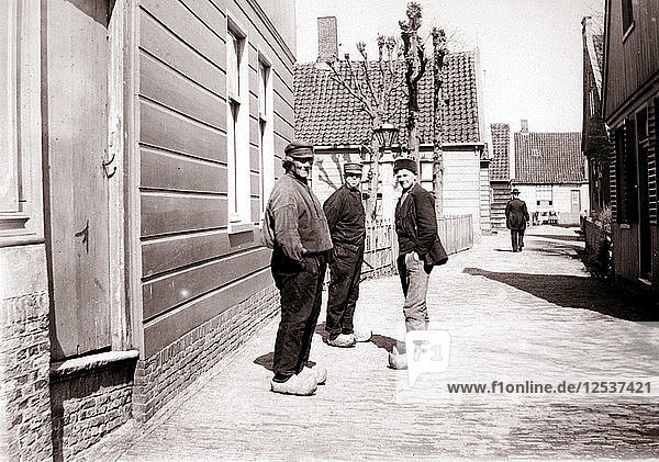 Männer in Tracht  Broek  Niederlande  1898.Künstler: James Batkin