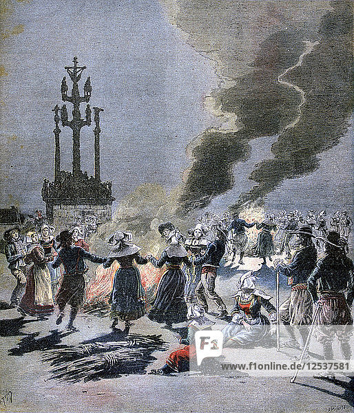 Lagerfeuer zur Feier der Sommersonnenwende in der Bretagne  1893. Künstler: F. Meaulle