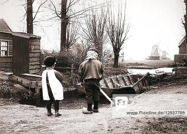 Kinder  Laandam  Niederlande  1898.Künstler: James Batkin