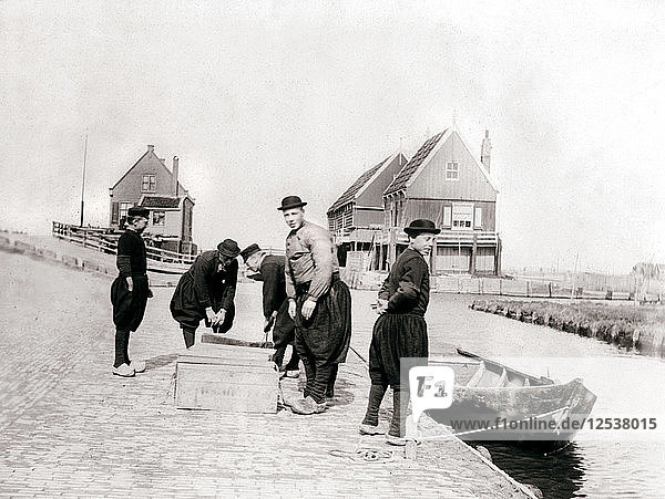 Männer und Jungen in Tracht an einem Kanalufer  Insel Marken  Niederlande  1898. Künstler: James Batkin