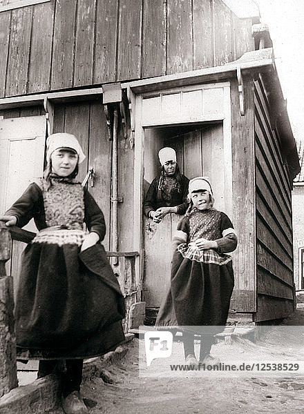 Mädchen in traditioneller Kleidung  Insel Marken  Niederlande  1898.Künstler: James Batkin