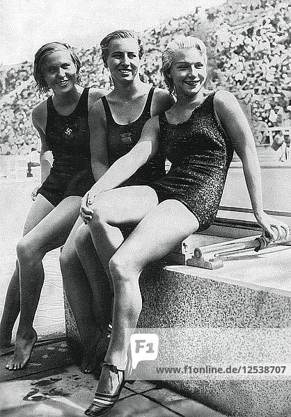 Medaillengewinnerinnen beim Podestspringen der Frauen  Olympische Spiele in Berlin  1936. Künstler: Unbekannt