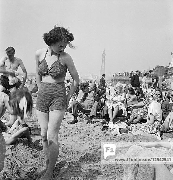 Eine junge Frau in einem gestrickten Badeanzug am Strand von Blackpool  ca. 1946-1955. Künstler: John Gay