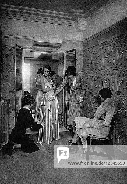 Anprobe eines Kleides in einer großen Schneiderei  Paris  1931.Künstler: Ernest Flammarion