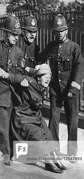 Eine Suffragette wird verhaftet  um 1910 (1935). Künstler: Unbekannt