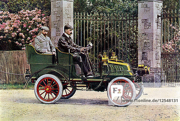 Zwei edwardianische Herren sitzen in einem Automobil  1902-1903. Künstler: John Swan & Sohn