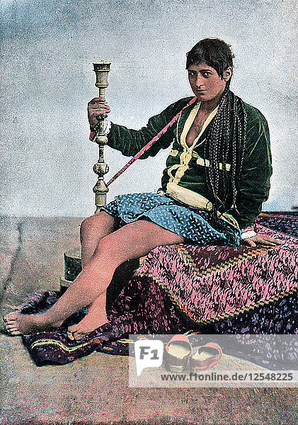 Persische Frau beim Rauchen in Kalgan  um 1890. Künstler: Unbekannt