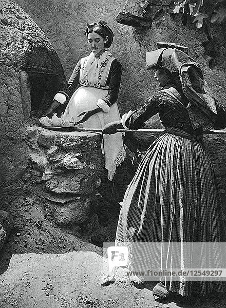 Frauen am Ofen  Sardinien  Italien  1937 Künstler: Martin Hurlimann
