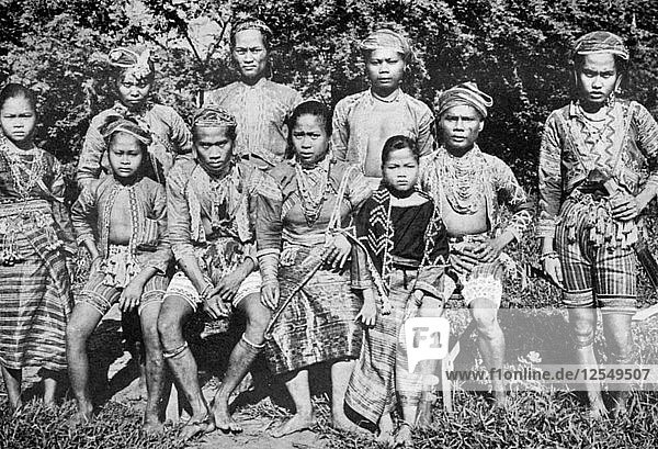 Philippinische Inselbewohner in Festtagskleidung  1926. Künstler: Unbekannt