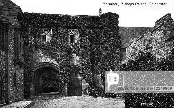 Eingang zum Bischofspalast  Chichester  Sussex  Anfang des 20. Jahrhunderts. Künstler: Unbekannt