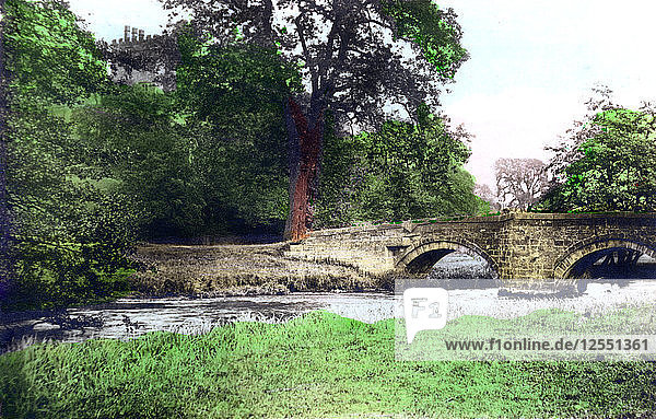 Brücke am Herrenhaus Haddon Hall  Derbyshire  1926  Künstler: Cavenders Ltd