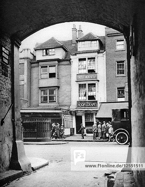 Altes Haus und eine Taverne in Aldgate  London  1926-1927 Künstler: McLeish