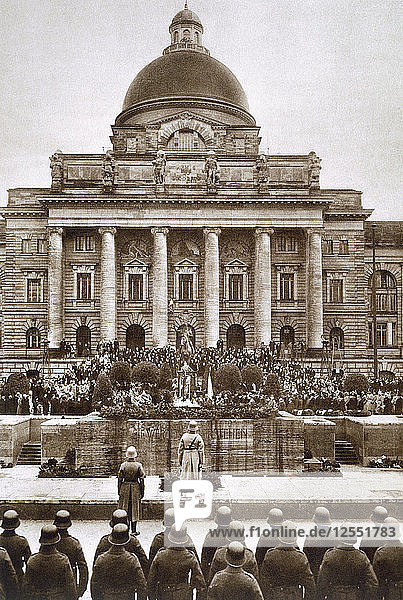 Ceremony honouring the German war dead of WWI before the Army Museum in Munich  1920s. Artist: Unknown