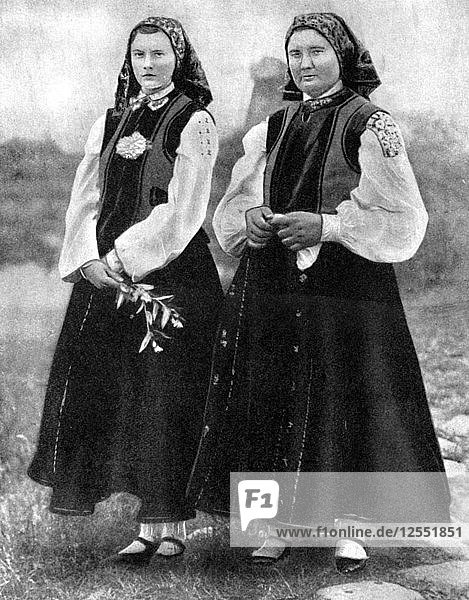 Lettische Frauen in Tracht  1936. Künstler: Unbekannt