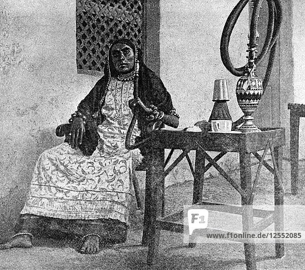 Somalische Frau raucht eine Wasserpfeife  Aden  1922. Künstler: Unbekannt