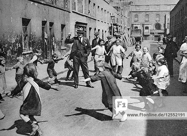 Kinder tanzen auf der Straße  London  1926-1927. Künstler: Unbekannt