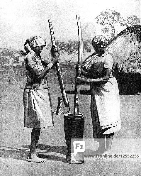 Zwei Mashona-Stammesfrauen beim Stampfen von Mais und Hirse  Simbabwe  Afrika  1936.Künstler: Wide World Photos