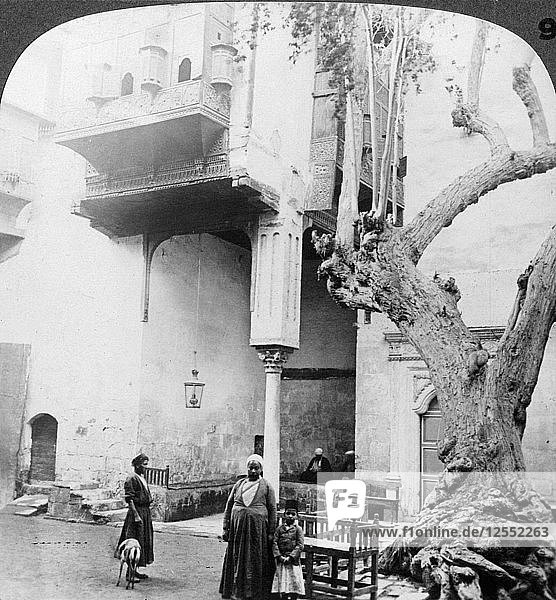 Die Haremsfenster im Hof eines wohlhabenden Cairenes-Hauses,  Kairo,  Ägypten,  1905,  Künstler: Underwood & Underwood