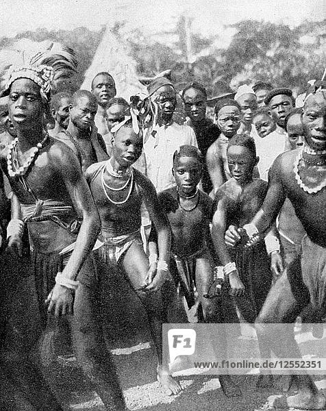 Als Mädchen verkleidete Tänzerjungen vom Stamm der Yafouba  Westafrika  1936  Künstler: Wide World Photos