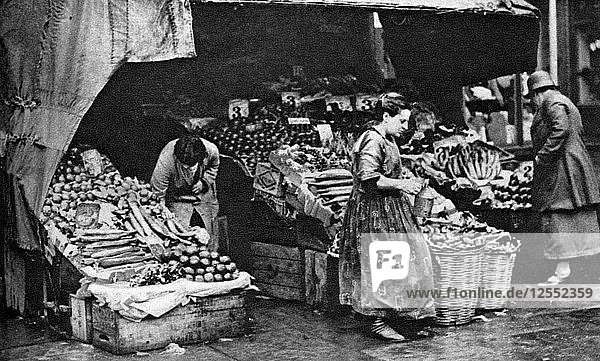 Ein Gemüsehändler in der Commercial Road  London  1926-1927. Künstler: Unbekannt