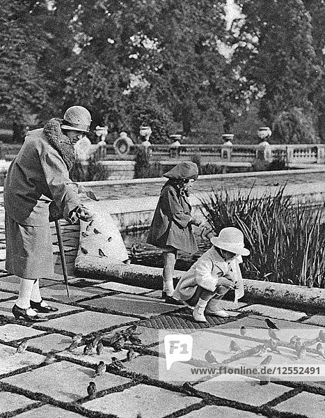 Kinder füttern die Spatzen im Hyde Park  London  1926-1927. Künstler: Unbekannt