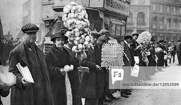Straßenhändler  die in Walham Green  London  1926-1927  Fußballgeschenke verkaufen. Künstler: Unbekannt