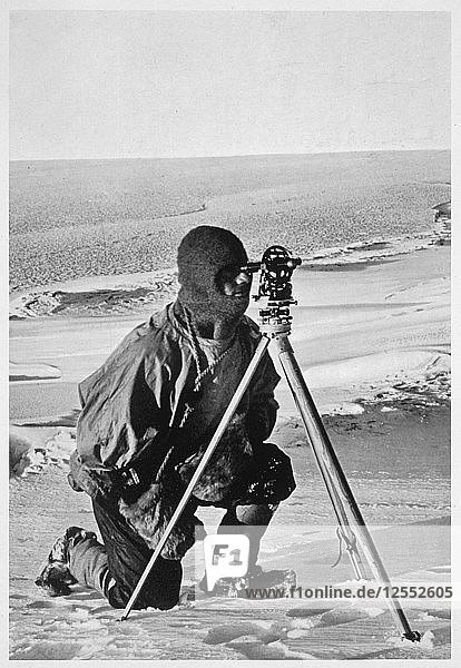 Leutnant Evans bei Vermessungsarbeiten in der Antarktis  1911-1912. Künstler: Herbert Ponting