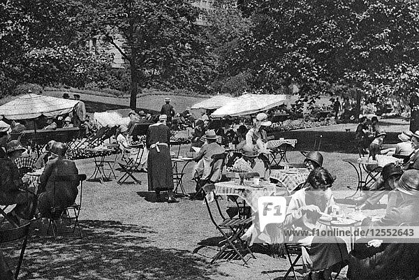 Embankment Gardens  Charing Cross  London  1926-1927. Künstler: Unbekannt