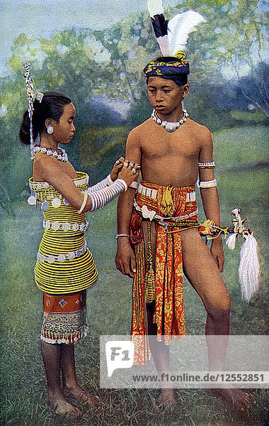 Junge Iban oder Sea Dayaks in Galakleidung  Borneo  1922. Künstler: Dr. Charles Hose