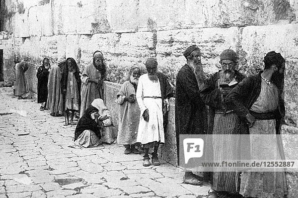 Die jüdische Trauergemeinde  Jerusalem  um 1926. Künstler: Unbekannt