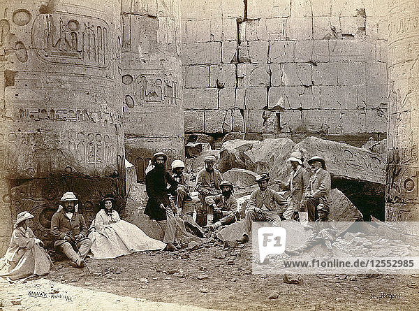 Gruppenfoto in der Säulenhalle  Karnak  Ägypten  1862. Künstler: Francis Bedford