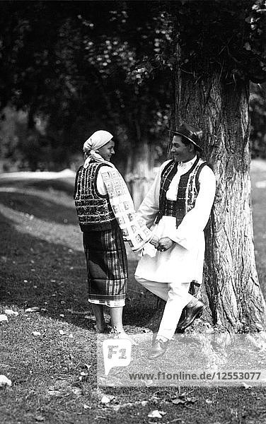 Paar in Tracht  Bistrita-Tal  Moldawien  Nordost-Rumänien  ca. 1920-c1945. Künstler: Adolph Chevalier